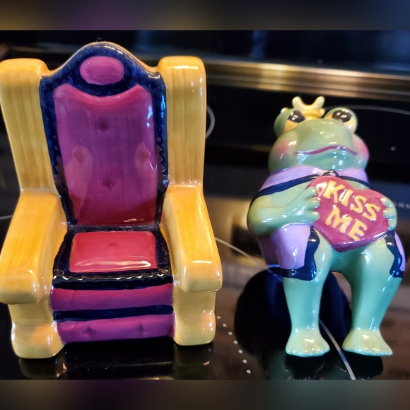 Frog Prince on Throne Nesting / Stacking Salt and Pepper Set - Picture 7 of 9